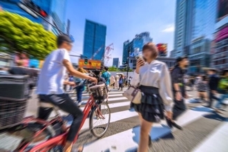 「追い抜いてすぐ左折ヤメテ！」「自転車のせいで後ろから煽られる」 青切符制度で“カオスすぎる路上”の実態 自転車vsクルマ“苦言だらけ”な結果に!?