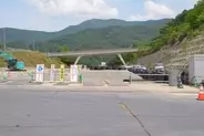 「山を切り開いた高速道路を、山の姿に戻す」なぜそんな工法を…？ 「去年まで無かったトンネル」の上に潜入！ じつは“真逆の工法”も検討していた!?