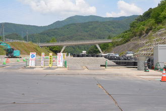 「山を切り開いた高速道路を、山の姿に戻す」なぜそんな工法を…？ 「去年まで無かったトンネル」の上に潜入！ じつは“真逆の工法”も検討していた!?