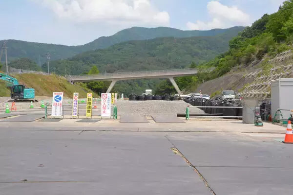 「山を切り開いた高速道路を、山の姿に戻す」なぜそんな工法を…？ 「去年まで無かったトンネル」の上に潜入！ じつは“真逆の工法”も検討していた!?