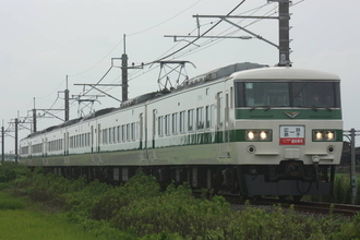 愛犬と乗れる「ケージレス特急」運転へ 全座席に防汚シート装着 JR東日本