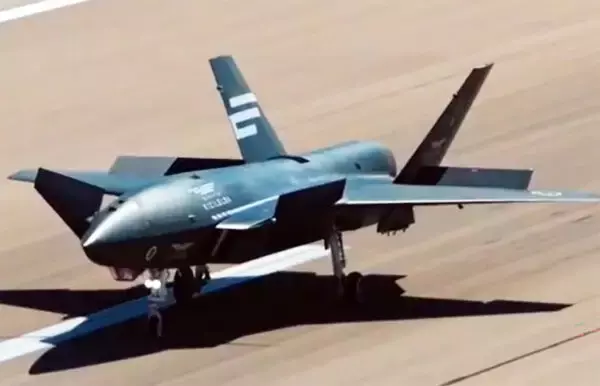 敵の防空網の外から一撃!? 最新鋭無人戦闘機「クズルエルマ」が超音速空対地ミサイルを発射