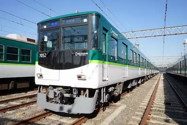 まるで最新型!? 京阪の30年選手「7000系」車内一新 最初のリニューアル車がまもなく登場