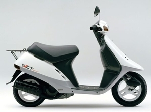 「ヘルメットが義務化だってね…どこ置く？」 今では当たり前「メットイン原付」の元祖とは？ 「え、そこ開くの!?」な試行錯誤も