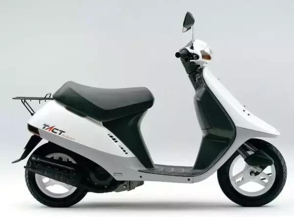 「ヘルメットが義務化だってね…どこ置く？」 今では当たり前「メットイン原付」の元祖とは？ 「え、そこ開くの!?」な試行錯誤も