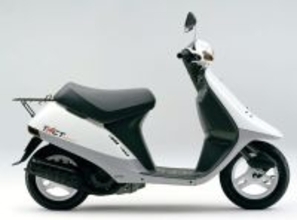 「ヘルメットが義務化だってね…どこ置く？」 今では当たり前「メットイン原付」の元祖とは？ 「え、そこ開くの!?」な試行錯誤も