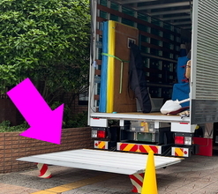 コレ無いと「仕事にならない」場合も トラックの「テールゲートリフター」にはドライバーの苦労が詰まっていた！