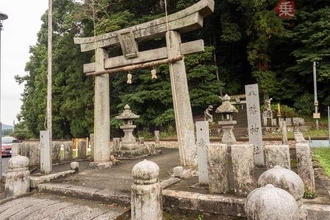 鳥居をくぐると“ガチ線路”！ 神社の境内を列車が横切る福岡の珍百景、数年で消滅か