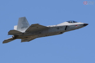 韓国初のオリジナル戦闘機「これ、ステルス機なんですか？」開発元を直撃！ 傍らには発展型まで展示