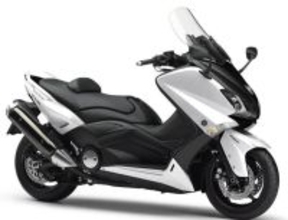 乗り味に世界が驚愕「コレほんとにスクーター？」「ええスクーターとは呼びません」一体なんなんだ!? ヤマハTMAXのスゴさとは