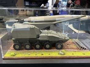 なんと10輪もあるシャシの自走榴弾砲!? 最高クラスの発射速度も！ イタリアが計画する次世代自走砲は何が違う？