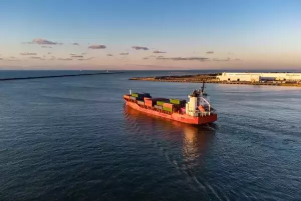 「前が見えなくて危なくないの？」巨大タンカーの操縦室が“最後尾”にある理由 そびえ立つ高さの秘密とは