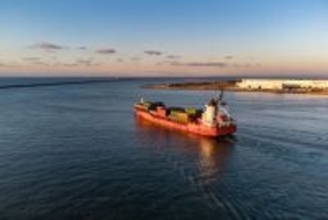 「前が見えなくて危なくないの？」巨大タンカーの操縦室が“最後尾”にある理由 そびえ立つ高さの秘密とは