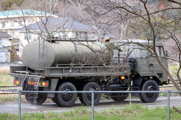 軽トラが “戦車” を追い越すのが日常!? 九州の公道「戦車道」がド迫力だった！ 全国ここだけの奇景とは？