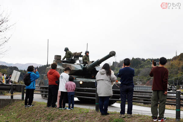軽トラが “戦車” を追い越すのが日常!? 九州の公道「戦車道」がド迫力だった！ 全国ここだけの奇景とは？