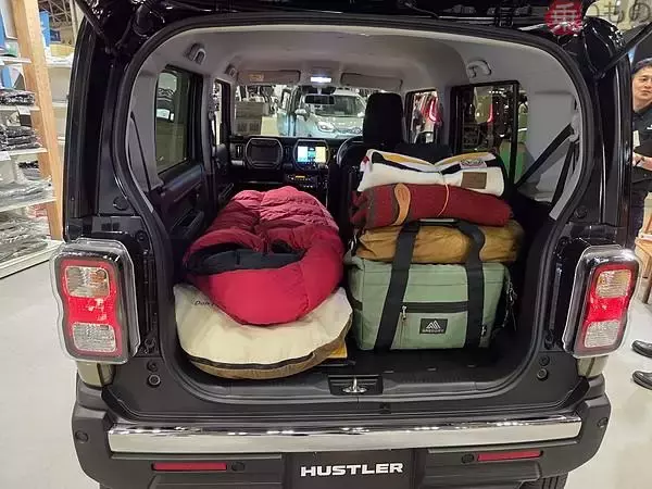 フル装備でも200万円ちょい！ スズキが提案する「安くて便利なアウトドア車」ジムニーにない魅力とは？