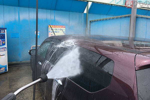 愛車が悲鳴！「花粉・黄砂」の対処法 水でも落ちないベッタリ汚れ 予防策は？ 洗車機は長蛇の列も