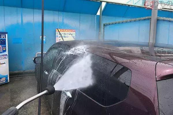 「愛車が悲鳴！「花粉・黄砂」の対処法 水でも落ちないベッタリ汚れ 予防策は？ 洗車機は長蛇の列も」の画像