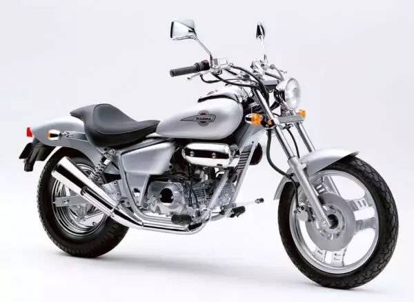 「ごじゅう」と呼ぶな！ 本格アメリカンクルーザーを“原付”でやってしまった「マグナ50」の大人感