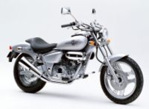 「ごじゅう」と呼ぶな！ 本格アメリカンクルーザーを“原付”でやってしまった「マグナ50」の大人感