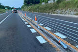 「やっぱ“わき見”？ 道路中央のワイヤーロープで事故多発 世界の非常識「暫定2車線」区間の新たな対策とは」の画像1