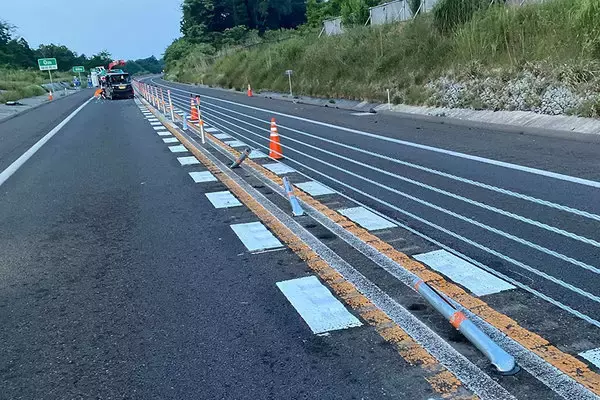 やっぱ“わき見”？ 道路中央のワイヤーロープで事故多発 世界の非常識「暫定2車線」区間の新たな対策とは