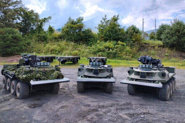 陸自も“ロボット戦争”に参戦!?「機関銃付き無人戦闘車両」複数タイプ一挙に総火演デビュー