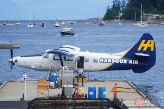 「えっ、操縦席どうぞ!?」 日本じゃ有り得ない「空港行き水上飛行機」が”常識破り”の連続だった 高度も乗り方も驚愕