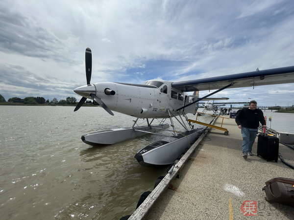 「えっ、操縦席どうぞ!?」 日本じゃ有り得ない「空港行き水上飛行機」が”常識破り”の連続だった 高度も乗り方も驚愕