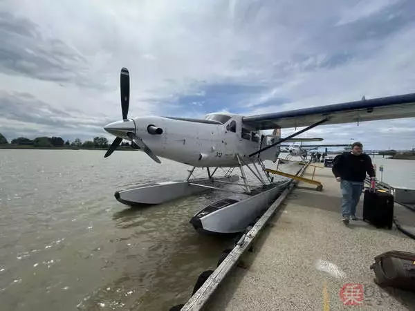 「「えっ、操縦席どうぞ!?」 日本じゃ有り得ない「空港行き水上飛行機」が”常識破り”の連続だった 高度も乗り方も驚愕」の画像