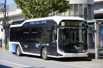 カラフルな路線バスの屋根が「真っ白」なのはなぜ？ 乗客の快適性に直結！