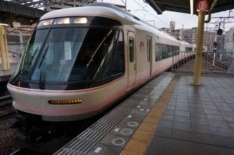 デビュー21年後にまさかの「豪華化」！ 異例の改造を経た近鉄の“桜色特急”の上級座席に乗った