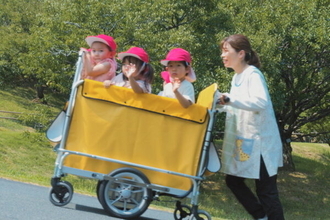 ヤマハの系列企業が「保育園のお散歩カー」を電動化！ 坂道ラクラク「10分の1の力で押せる」ベビーカーの老舗と共同開発