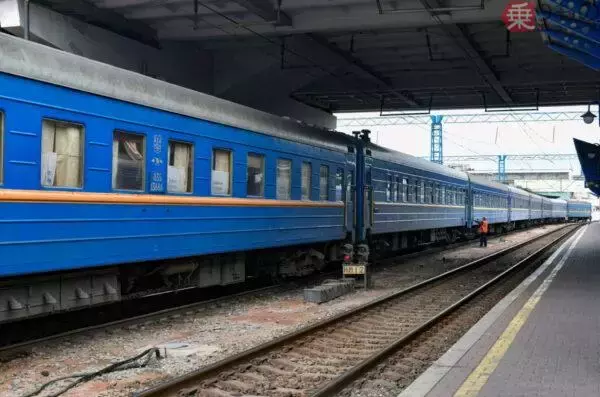 ウクライナの旅客列車にロシア軍が「非情の攻撃」 ドローンが直撃した惨状を捉えた映像が公開