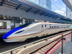 北陸新幹線「E7系」が盛岡に！11月に車両基地で展示へ JR東日本