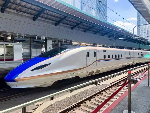 北陸新幹線「E7系」が盛岡に！11月に車両基地で展示へ JR東日本