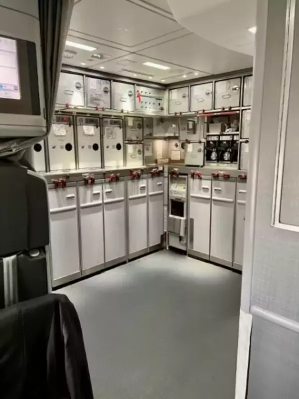 火を使えない飛行機で「アツアツ機内食」が出てくる謎！ ギャレーに隠された特殊オーブンと“味覚の科学”