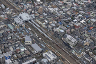 住宅地を貫く大動脈沿いに橋脚や“仮の線路”が次々と出現 「激変前夜」の京王線を空から観察