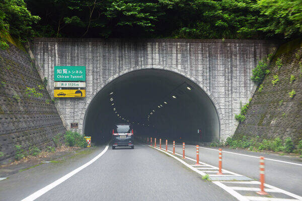 高速道路の“続き”がみるみる山道になったんですが… まるで「新幹線直通のローカル線」 並行する「新線」はつながらない!? 摩訶不思議な道路網