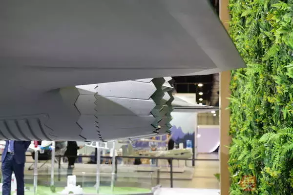 中国の「ナゾの最新ステルス機」が国際舞台で注目の的に 「これはプリンセス」メーカーが放った“ナゾ発言”の真意