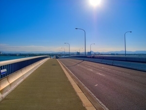 スピード違反だと“音痴”に!? 車で走ると「音楽が鳴る道路」に隠された驚きの目的