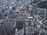 「「線路わきの大穴」で重機がうなる！ “世界一のマンモス駅”で続く大改造 西口の激変ぶりを空から観察」の画像1