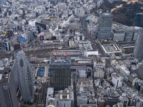 「線路わきの大穴」で重機がうなる！ “世界一のマンモス駅”で続く大改造 西口の激変ぶりを空から観察