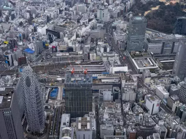 「線路わきの大穴」で重機がうなる！ “世界一のマンモス駅”で続く大改造 西口の激変ぶりを空から観察