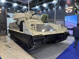 「「ブラッドレーなら300両あるよ！」防衛展示会で発見した奇抜な“中古車店”の正体とは!? 実は今の戦場に一番必要な存在？」の画像1