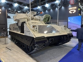 「ブラッドレーなら300両あるよ！」防衛展示会で発見した奇抜な“中古車店”の正体とは!? 実は今の戦場に一番必要な存在？