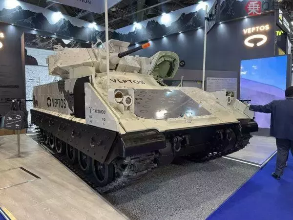 「ブラッドレーなら300両あるよ！」防衛展示会で発見した奇抜な“中古車店”の正体とは!? 実は今の戦場に一番必要な存在？