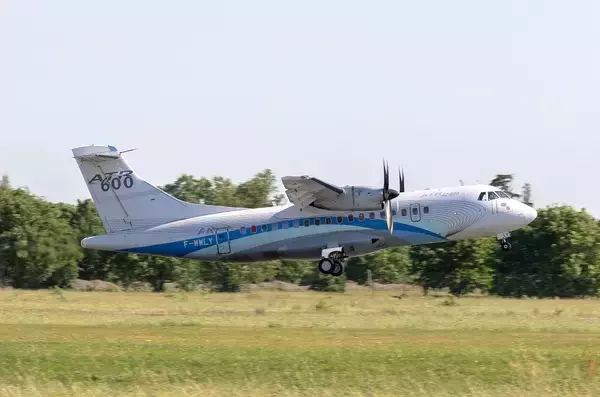 滑走路短くても飛べる高スペック旅客機「ATR42-600S」初飛行 将来日本でも存在感発揮か？