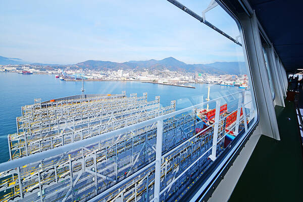 日本生まれなのに「世界最大級のコンテナ船」が日本に帰れないワケ 物流の世界サイズ“受入れムリ”な現状