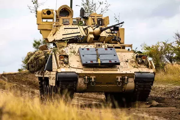 かなりの至近距離！ウクライナ軍のM2「ブラッドレー」がロシア軍の歩兵戦闘車を破壊